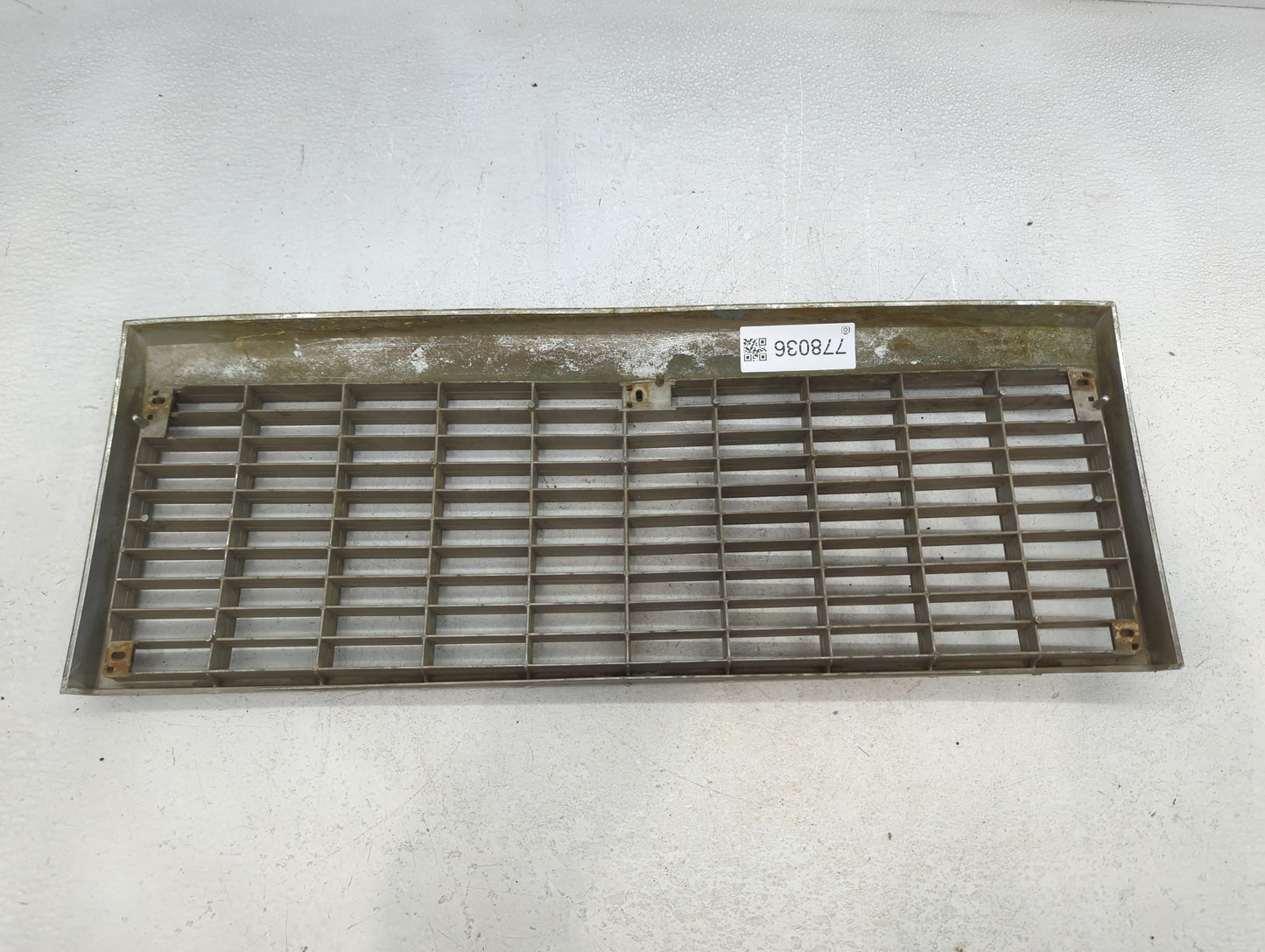 1981 Ford Granada Front Grille Bumper Not Included - Oemusedautoparts1.com