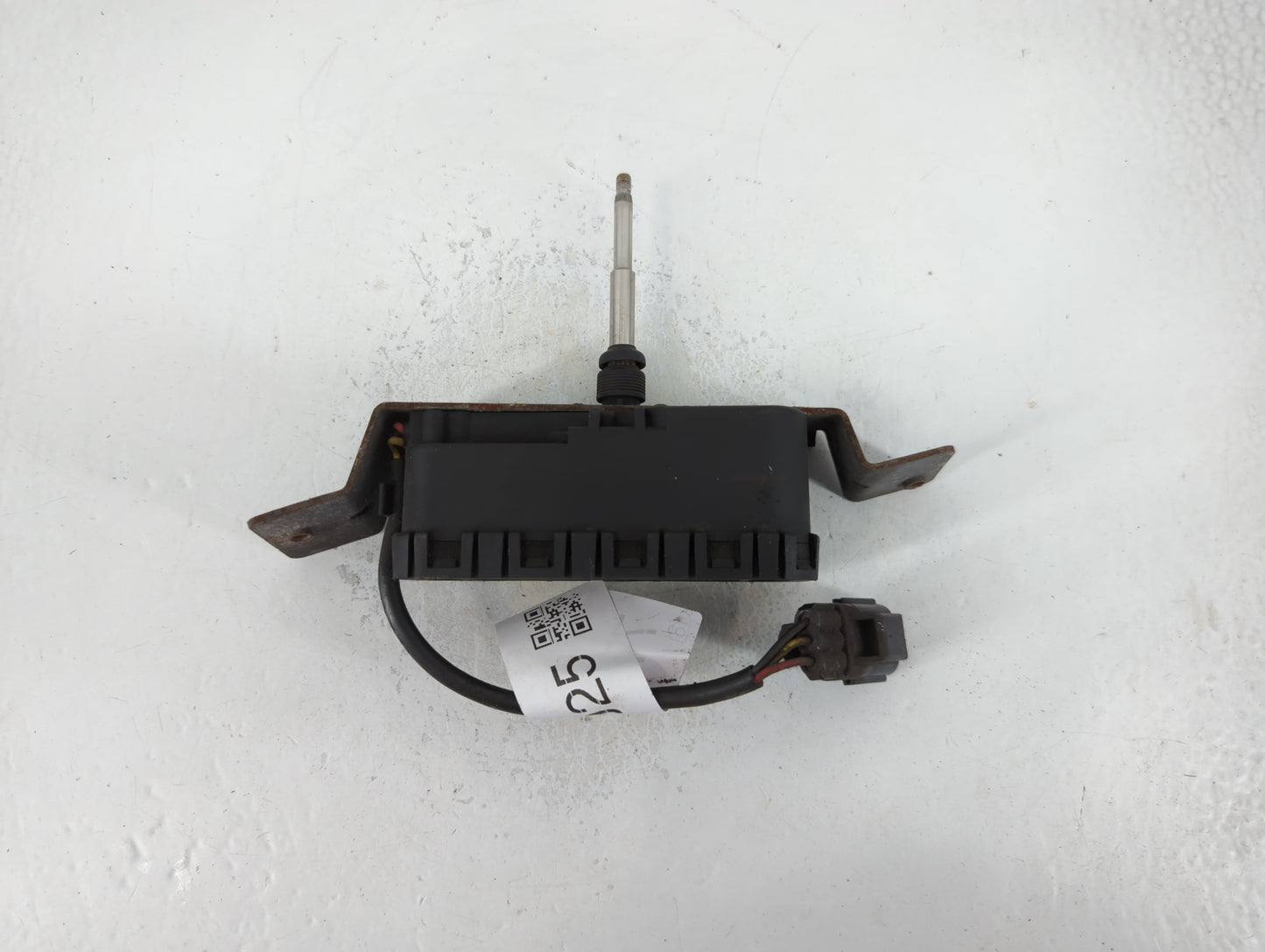 2001-2007 Volvo V70 Front Windshield Wiper Motor P/N:8620960 Fits Fits 1999 2000 2001 2002 2003 2004 2005 2006 2007 2008 2009 OEM Used Auto Parts - Oemusedautoparts1.com