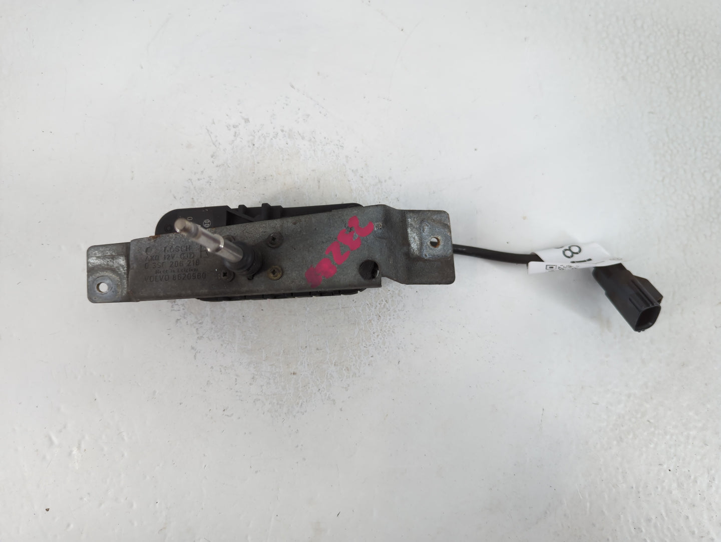 2001-2007 Volvo V70 Front Windshield Wiper Motor P/N:8620960 Fits Fits 1999 2000 2001 2002 2003 2004 2005 2006 2007 2008 2009 OEM Used Auto Parts - Oemusedautoparts1.com