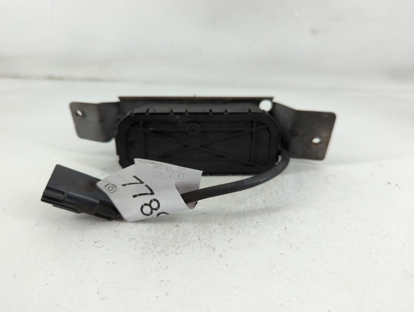 2001-2007 Volvo V70 Front Windshield Wiper Motor P/N:8620960 Fits Fits 1999 2000 2001 2002 2003 2004 2005 2006 2007 2008 2009 OEM Used Auto Parts - Oemusedautoparts1.com