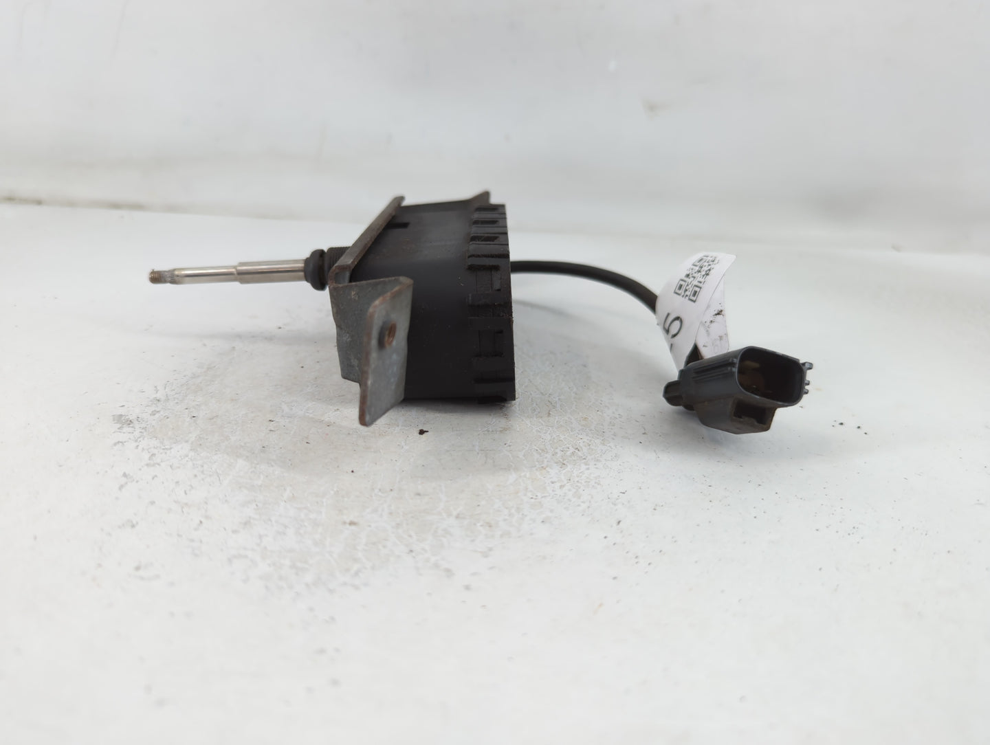 2001-2007 Volvo V70 Front Windshield Wiper Motor P/N:8620960 Fits Fits 1999 2000 2001 2002 2003 2004 2005 2006 2007 2008 2009 OEM Used Auto Parts - Oemusedautoparts1.com