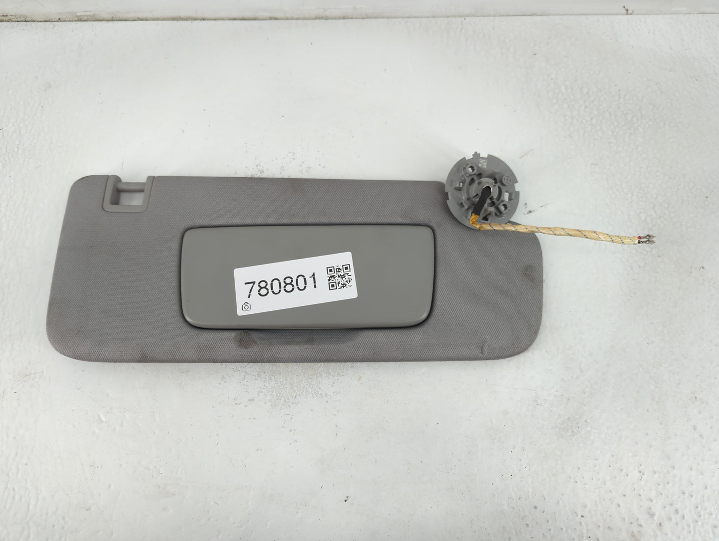 2018-2019 Chevrolet Equinox Sun Visor Shade Replacement Driver Left Mirror Fits Fits 2018 2019 OEM Used Auto Parts - Oemusedautoparts1.com