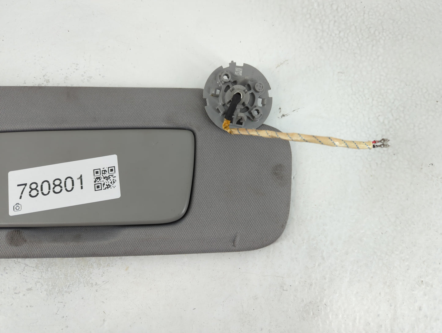 2018-2019 Chevrolet Equinox Sun Visor Shade Replacement Driver Left Mirror Fits Fits 2018 2019 OEM Used Auto Parts - Oemusedautoparts1.com