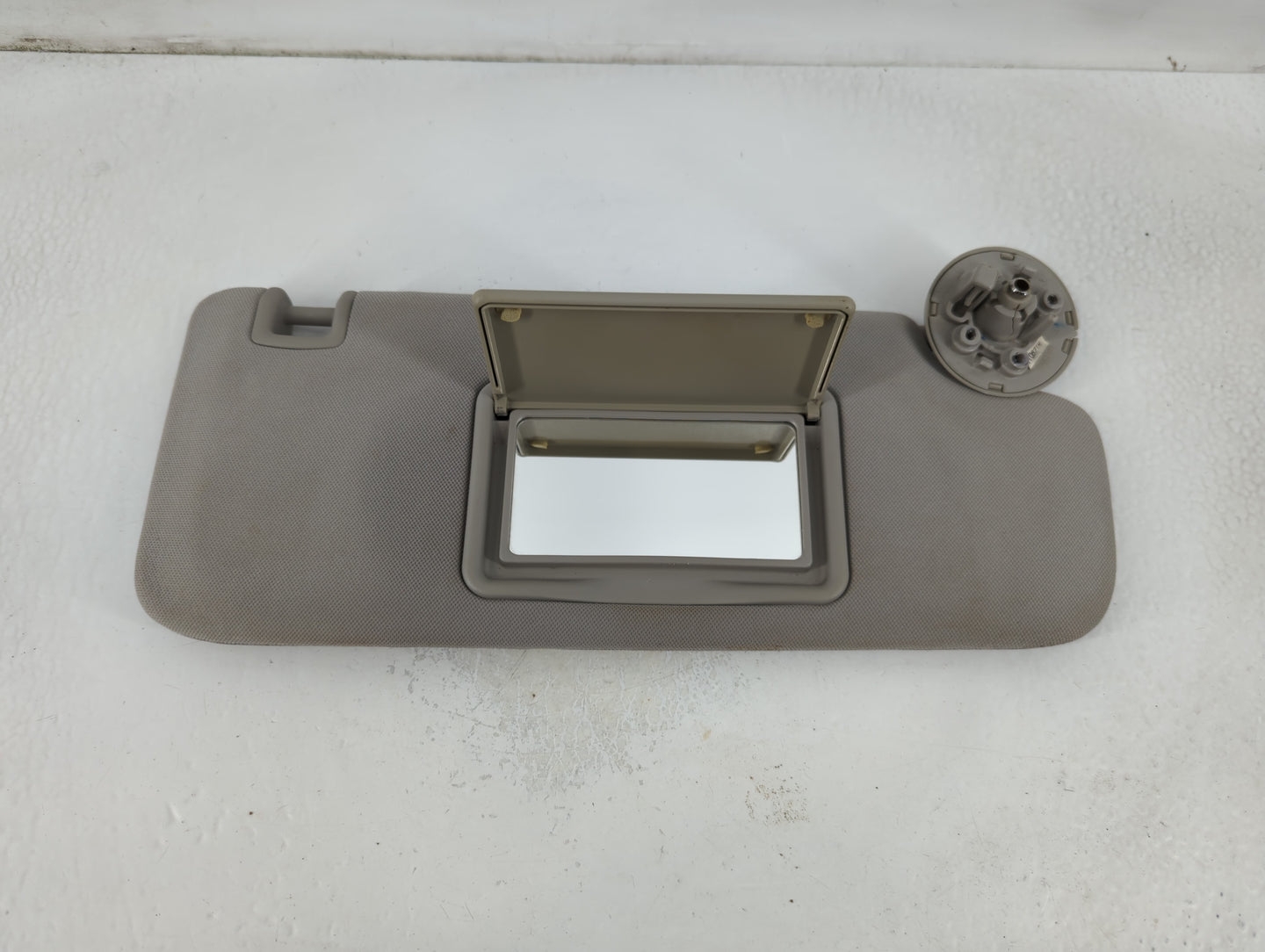 2004-2012 Chevrolet Malibu Sun Visor Shade Replacement Passenger Right Mirror Fits Fits 2004 2005 2008 2009 2010 2011 2012 OEM Used Auto Parts - Oemusedautoparts1.com