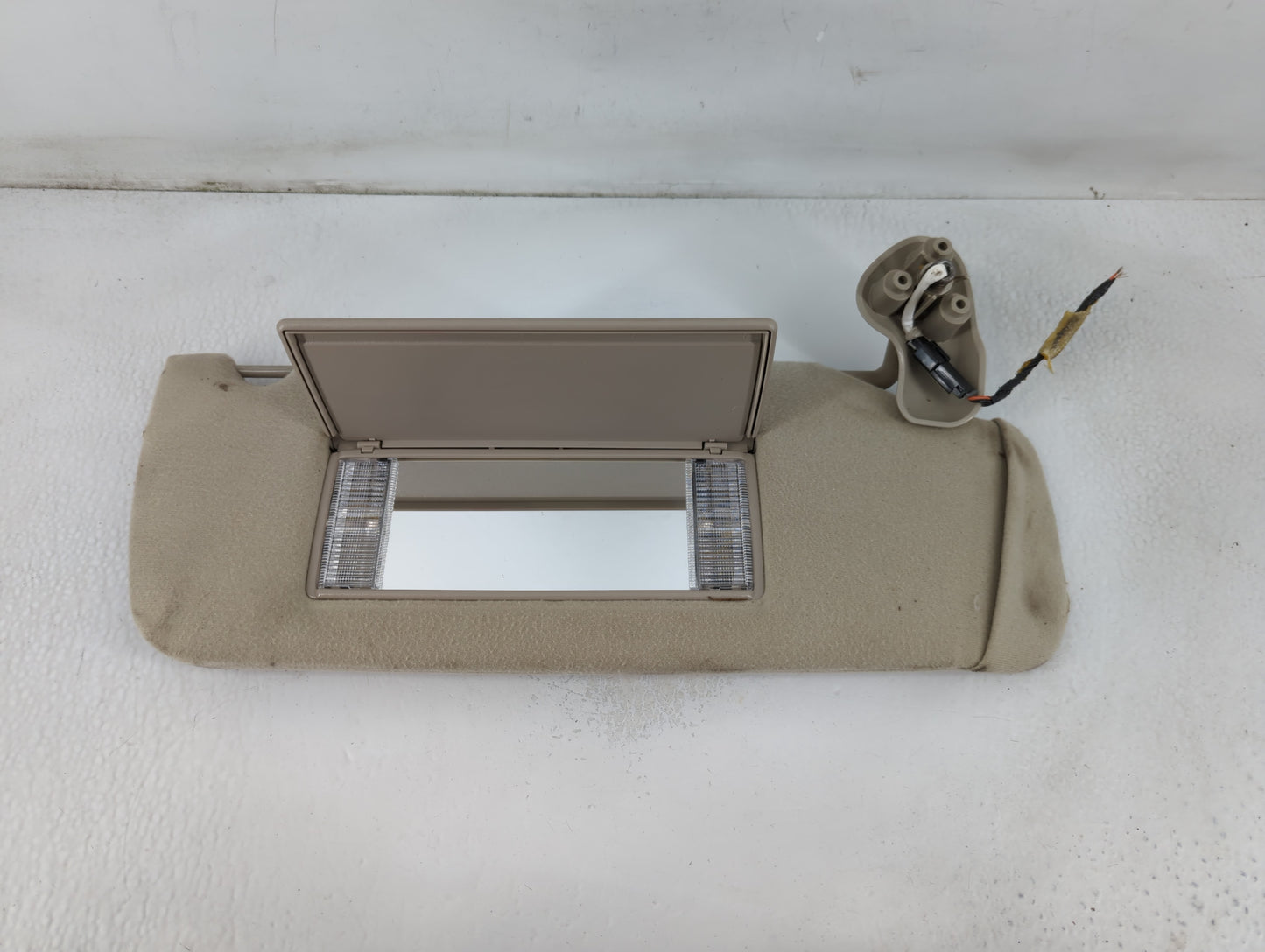 2004-2005 Chevrolet Avalanche 1500 Sun Visor Shade Replacement Driver Left Mirror Fits Fits 2004 2005 OEM Used Auto Parts - Oemusedautoparts1.com