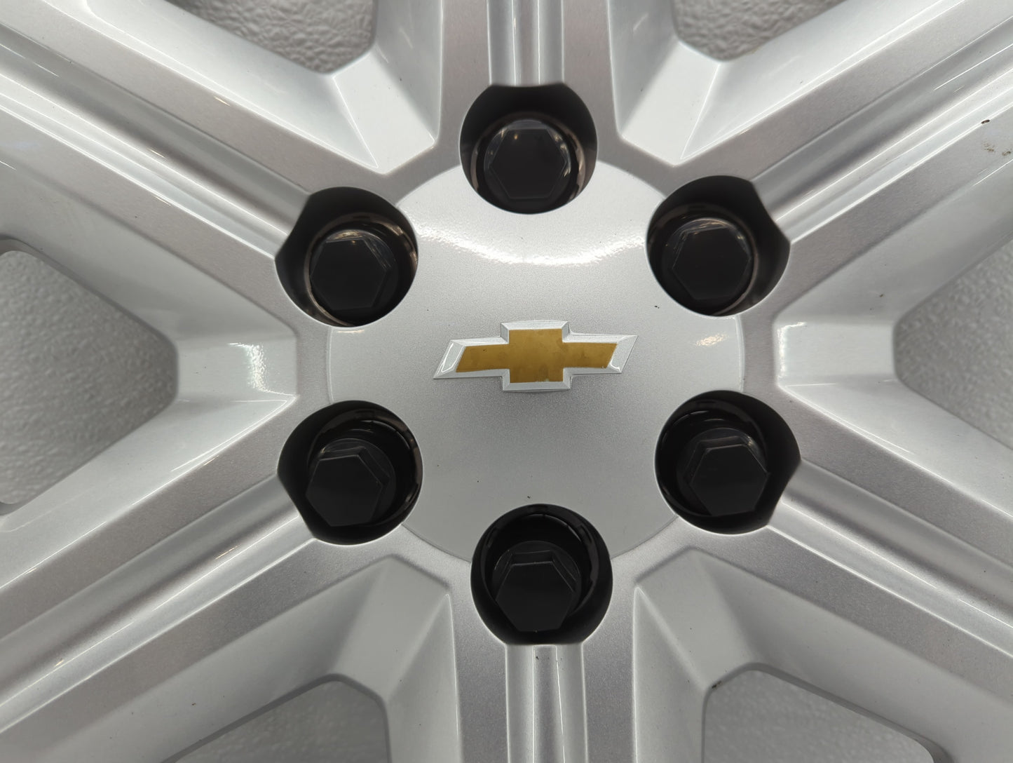 2017-2017 Chevrolet Traverse Driver Front Wheel Hub Oem - Oemusedautoparts1.com