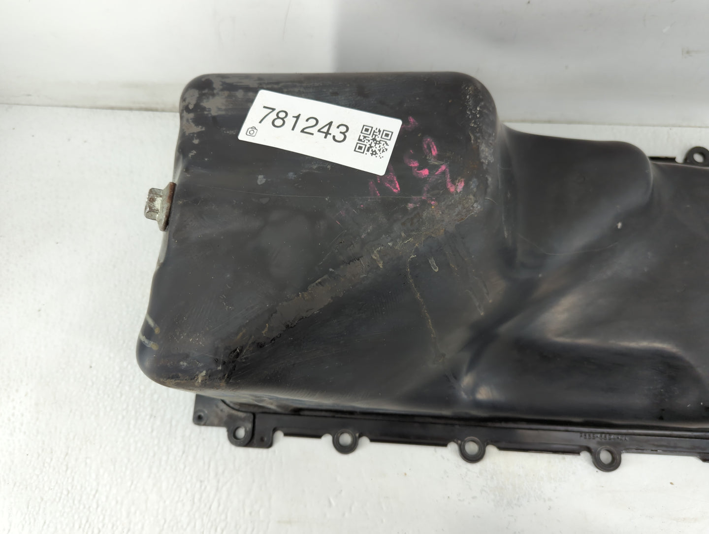 2003-2005 Lincoln Aviator Engine Oil Pan P/N:2E6675GB Fits Fits 2002 2003 2004 2005 OEM Used Auto Parts - Oemusedautoparts1.com