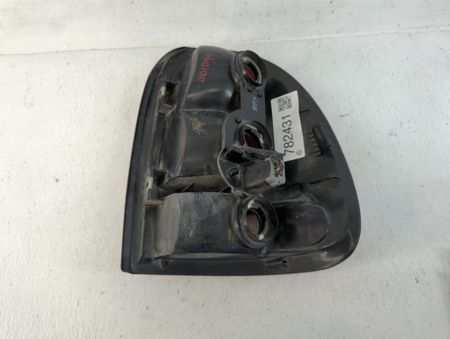 1995-1997 Lincoln Town Car Tail Light Assembly Passenger Right OEM P/N:6172K Fits Fits 1995 1996 1997 OEM Used Auto Parts - Oemusedautoparts1.com