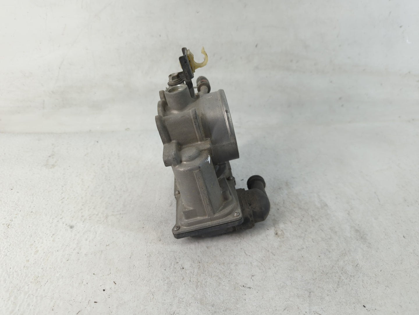 2010-2017 Toyota Camry Throttle Body P/N:22030-0V010 Fits Fits 2009 2010 2011 2012 2013 2014 2015 2016 2017 2018 2019 OEM Used Auto Parts - Oemusedautoparts1.com