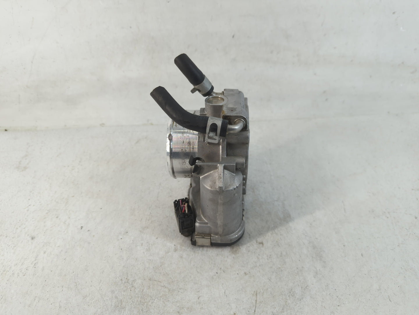 2011-2014 Hyundai Sonata Throttle Body P/N:35100-2G700 Fits Fits 2011 2012 2013 2014 2015 2016 OEM Used Auto Parts - Oemusedautoparts1.com