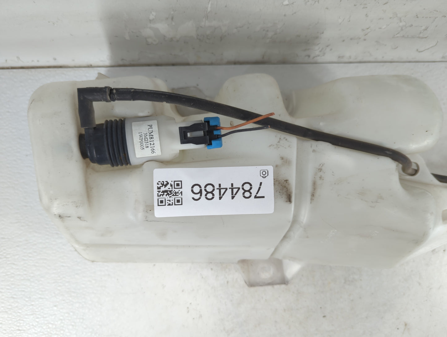 2010-2015 Chevrolet Camaro Windshield Washer Fluid Reservoir Bottle Oem - Oemusedautoparts1.com