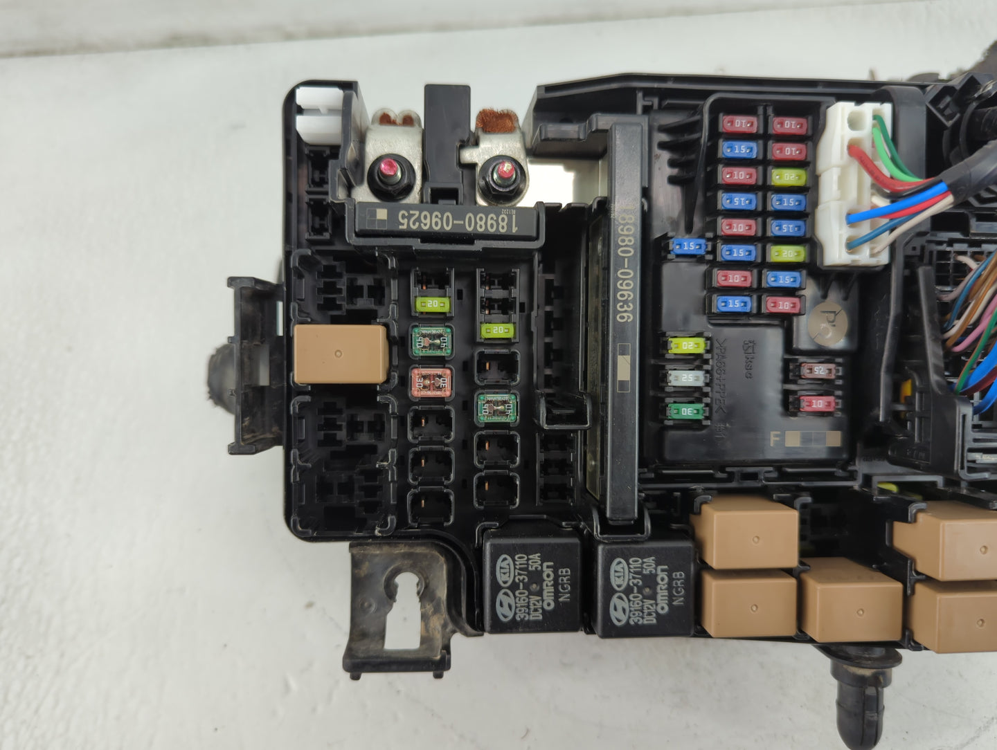 2018-2021 Hyundai Kona Fusebox Fuse Box Panel Relay Module P/N:91956-J9520 Fits Fits 2018 2019 2020 2021 OEM Used Auto Parts - Oemusedautoparts1.com