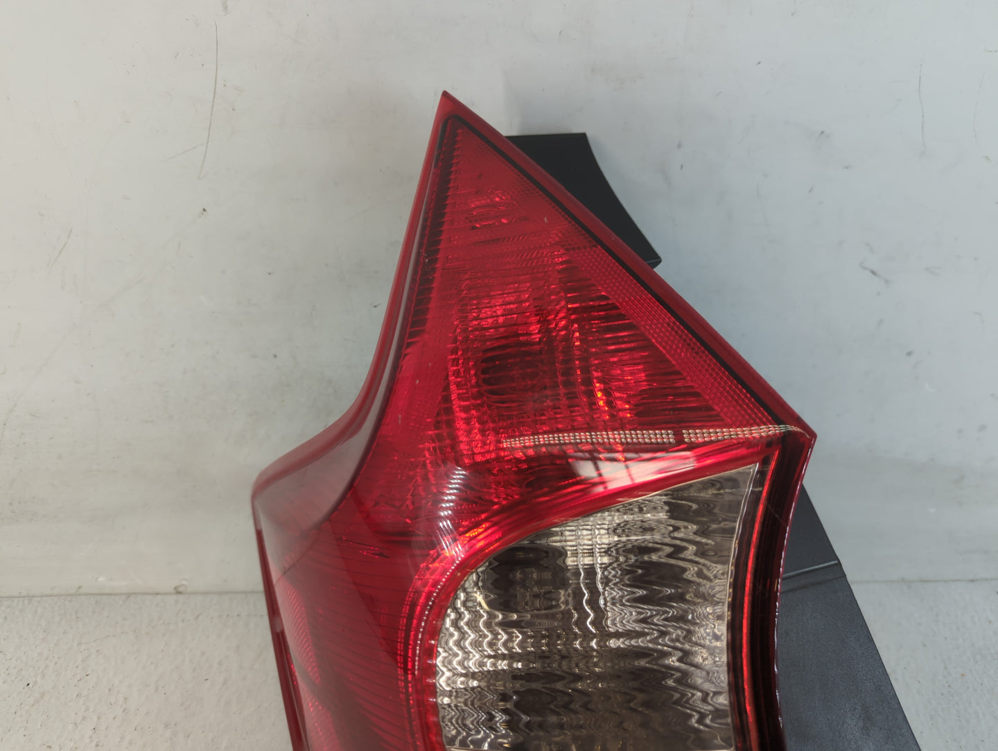 2014-2019 Nissan Versa Note Tail Light Assembly Driver Left OEM P/N:265553WC0A Fits Fits 2014 2015 2016 2017 2018 2019 OEM Used Auto Parts - Oemusedautoparts1.com