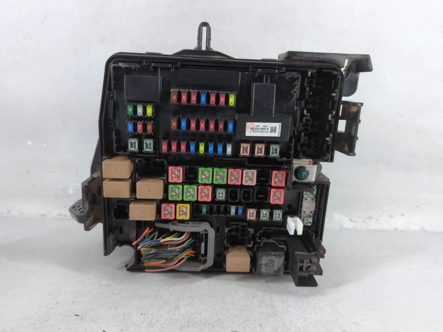 2015-2018 Kia Sedona Fusebox Fuse Box Panel Relay Module P/N:H72303B 91218 A9102 Fits Fits 2015 2016 2017 2018 OEM Used Auto Parts - Oemusedautoparts1.com