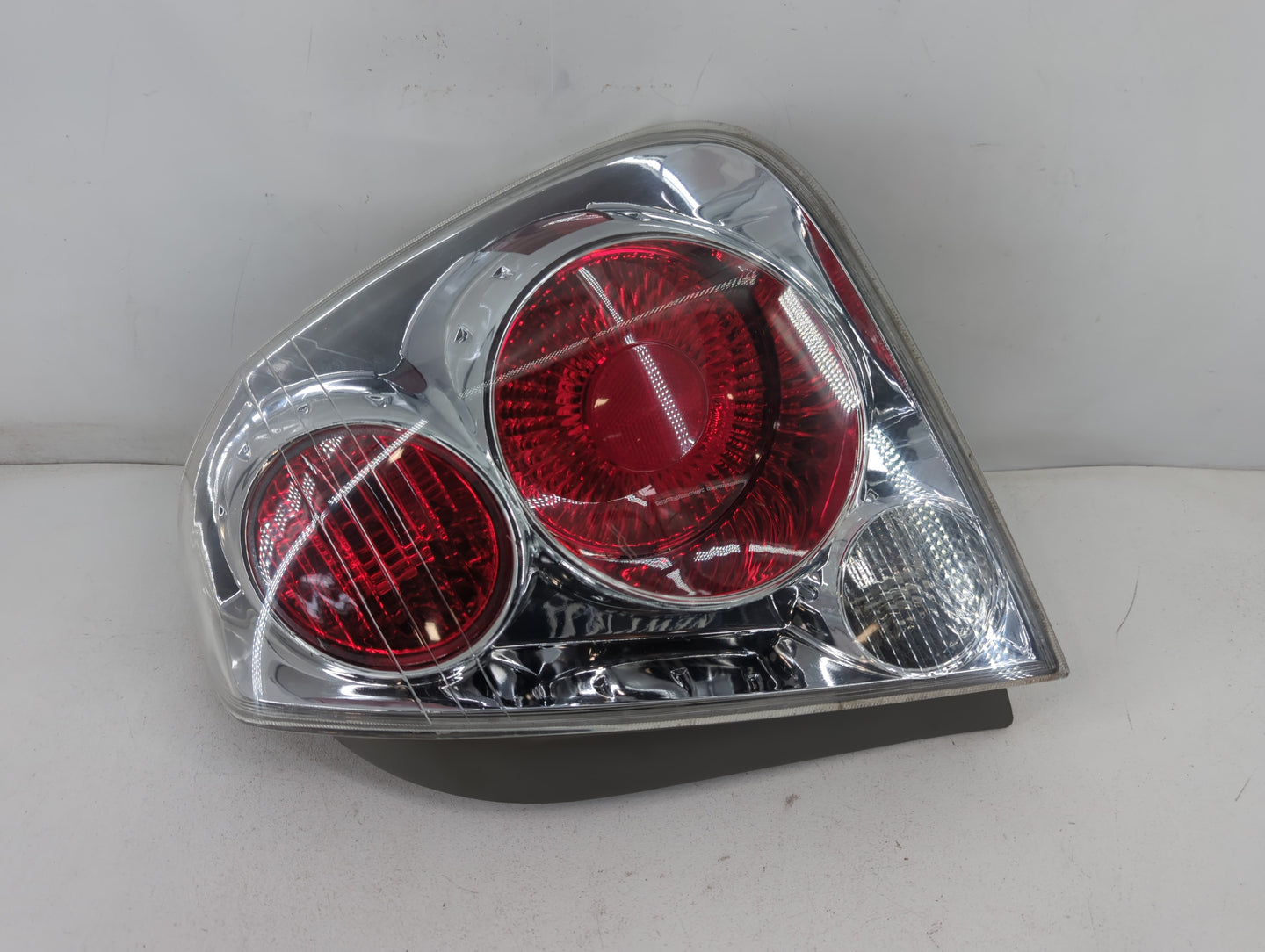2005-2006 Nissan Altima Tail Light Assembly Passenger Right OEM P/N:30228322 DS524-B100R Fits Fits 2005 2006 OEM Used Auto Parts - Oemusedautoparts1.com