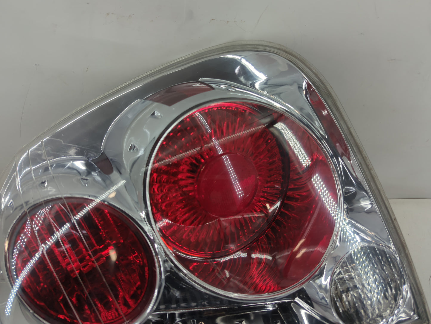 2005-2006 Nissan Altima Tail Light Assembly Passenger Right OEM P/N:30228322 DS524-B100R Fits Fits 2005 2006 OEM Used Auto Parts - Oemusedautoparts1.com