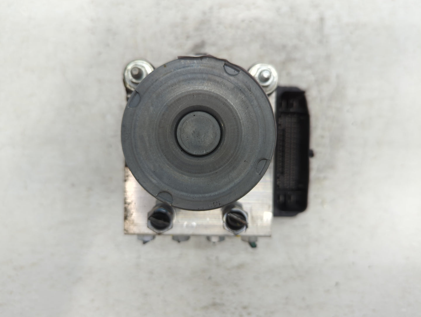 2017 Jaguar Xe ABS Pump Control Module Replacement P/N:HX73-14F447-AF Fits OEM Used Auto Parts - Oemusedautoparts1.com