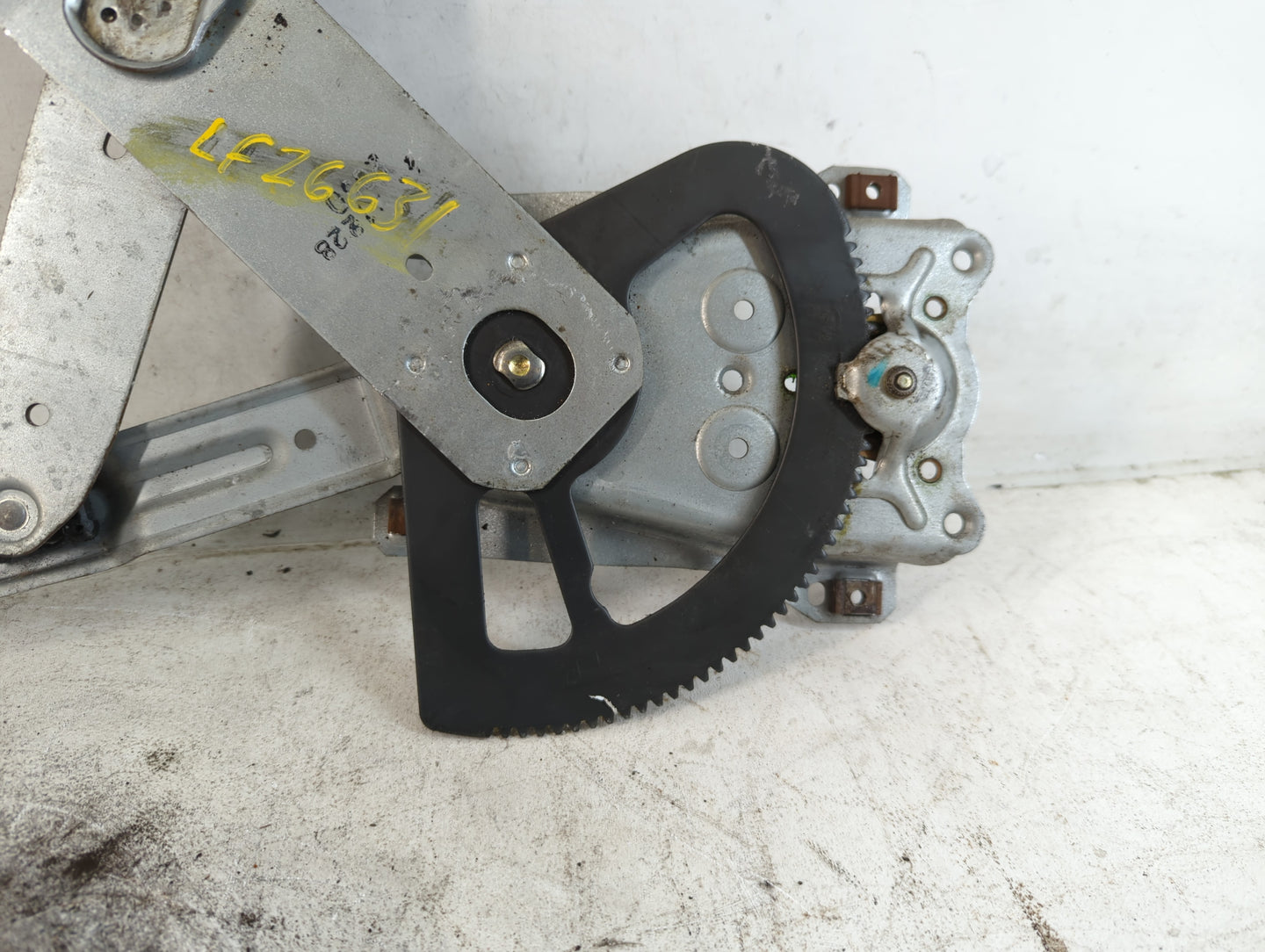 2000-2002 Saturn Sl1 Driver Left Front Window Regulator - Oemusedautoparts1.com