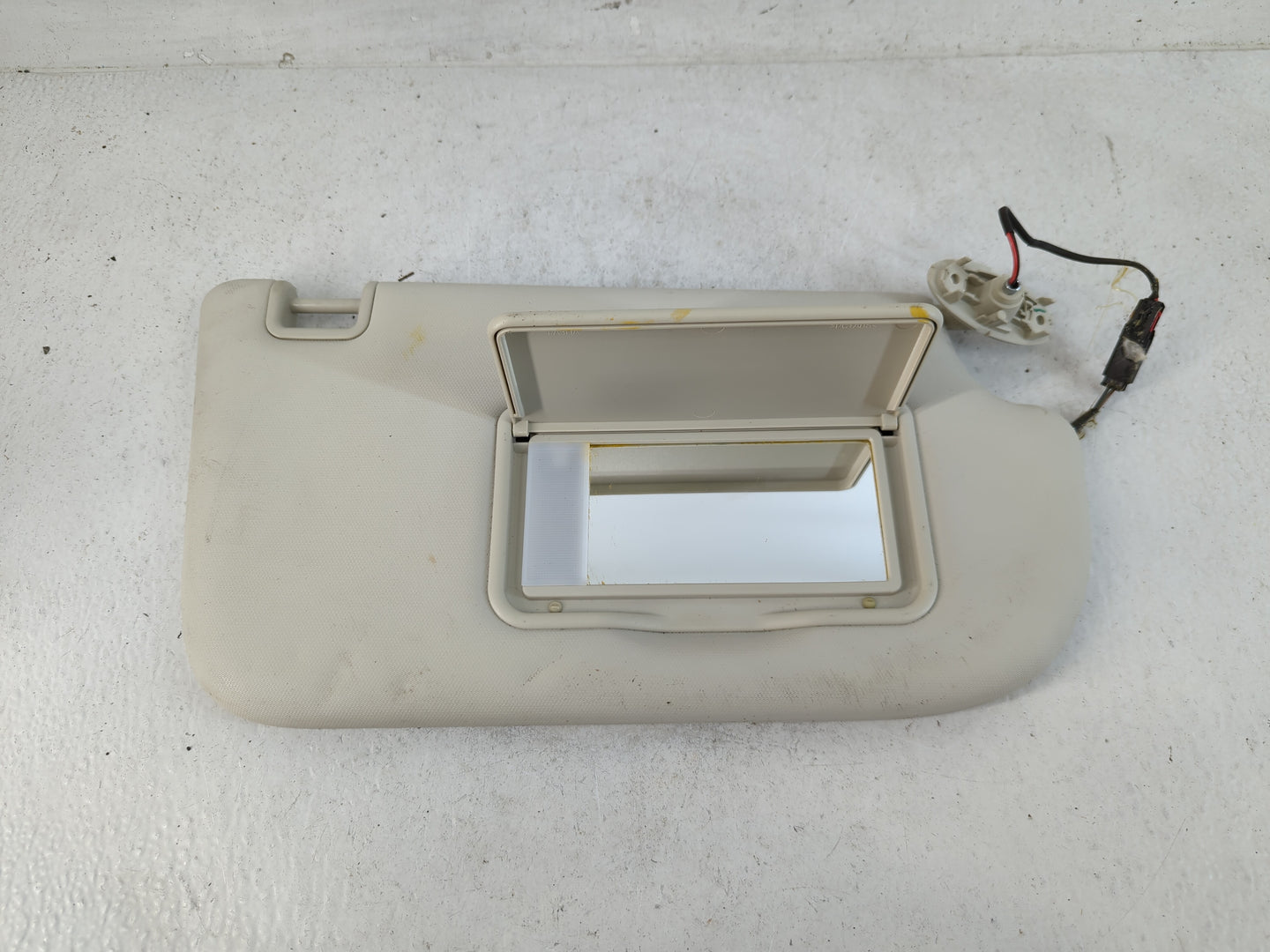 2013-2018 Ford Focus Sun Visor Shade Replacement Passenger Right Mirror Fits Fits 2013 2014 2015 2016 2017 2018 OEM Used Auto Parts - Oemusedautoparts1.com
