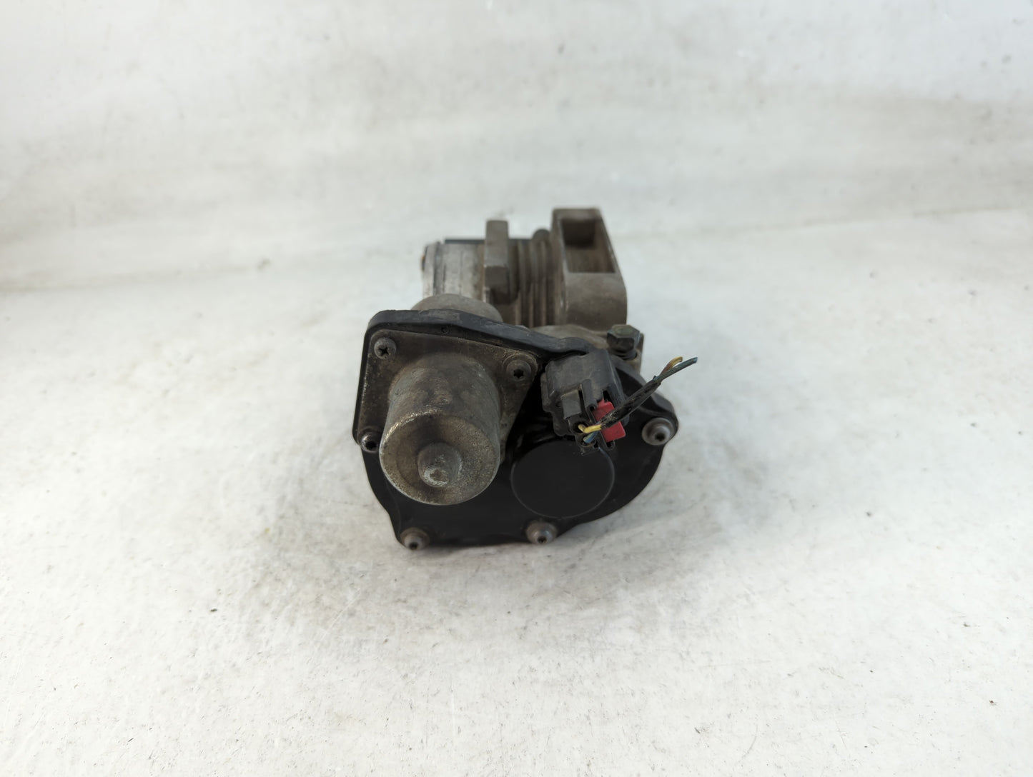 2006-2010 Ford Mustang Throttle Body P/N:070609 9W7E-BA Fits Fits 2004 2005 2006 2007 2008 2009 2010 2011 2012 2013 2014 2015 2016 OEM Used Auto Parts - Oemusedautoparts1.com