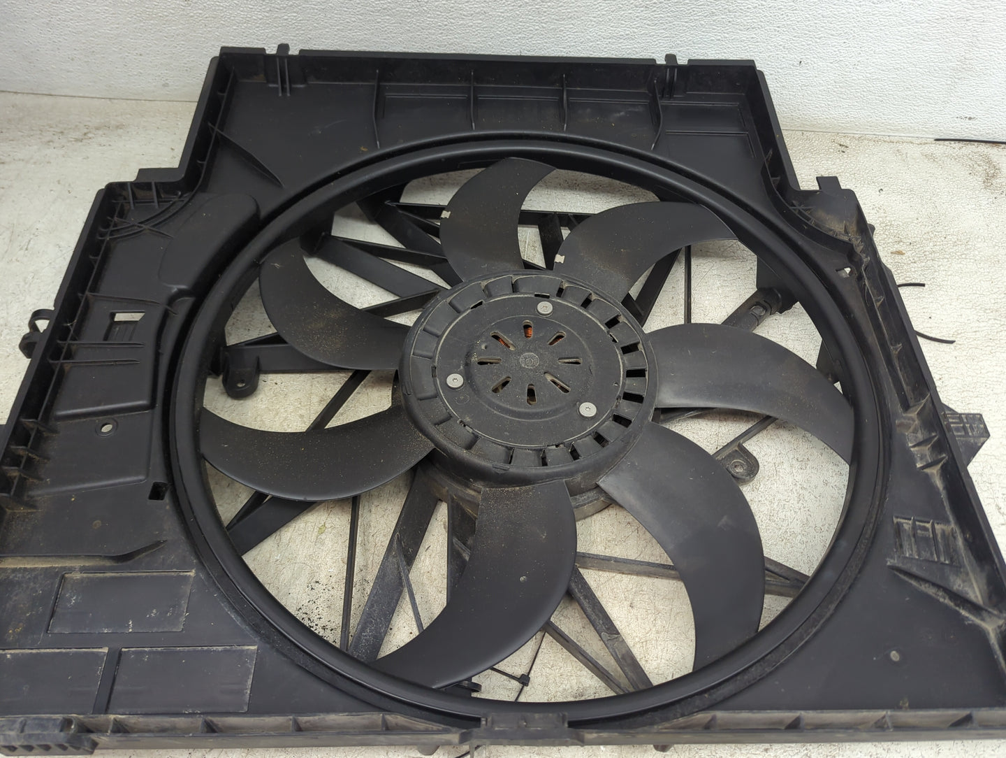 2010 Bmw Uc-1/8 Electric Radiator Cooling Fan Motor Assembly P/N:17427601176-03 M149991-B, 17427601676, 161419 10 Fits OEM U