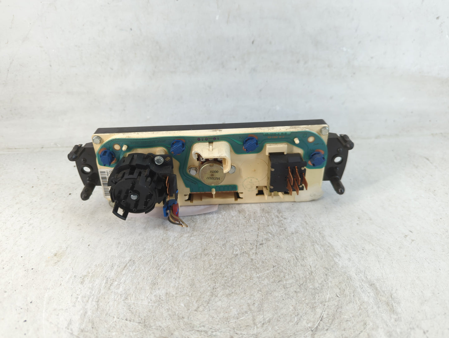 2003-2009 Gmc Envoy Climate Control Module Temperature AC/Heater Replacement P/N:16250535 Fits OEM Used Auto Parts - Oemusedautoparts1.com
