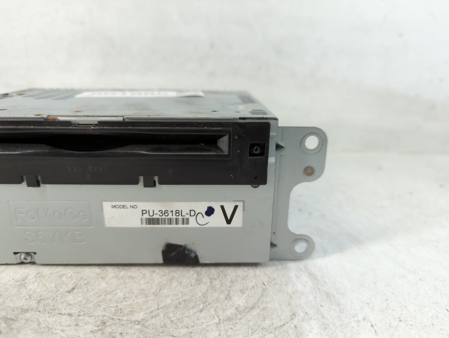 2013 Ford Explorer Radio AM FM Cd Player Receiver Replacement P/N:DB5T-19C107-GD Fits OEM Used Auto Parts - Oemusedautoparts1.com