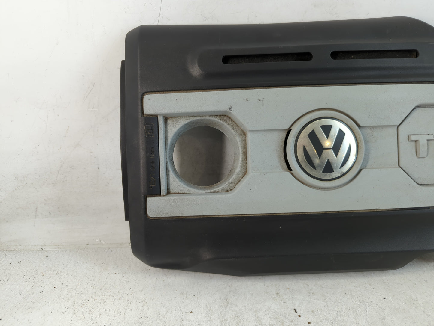 2011 Volkswagen Tiguan Engine Cover - Oemusedautoparts1.com