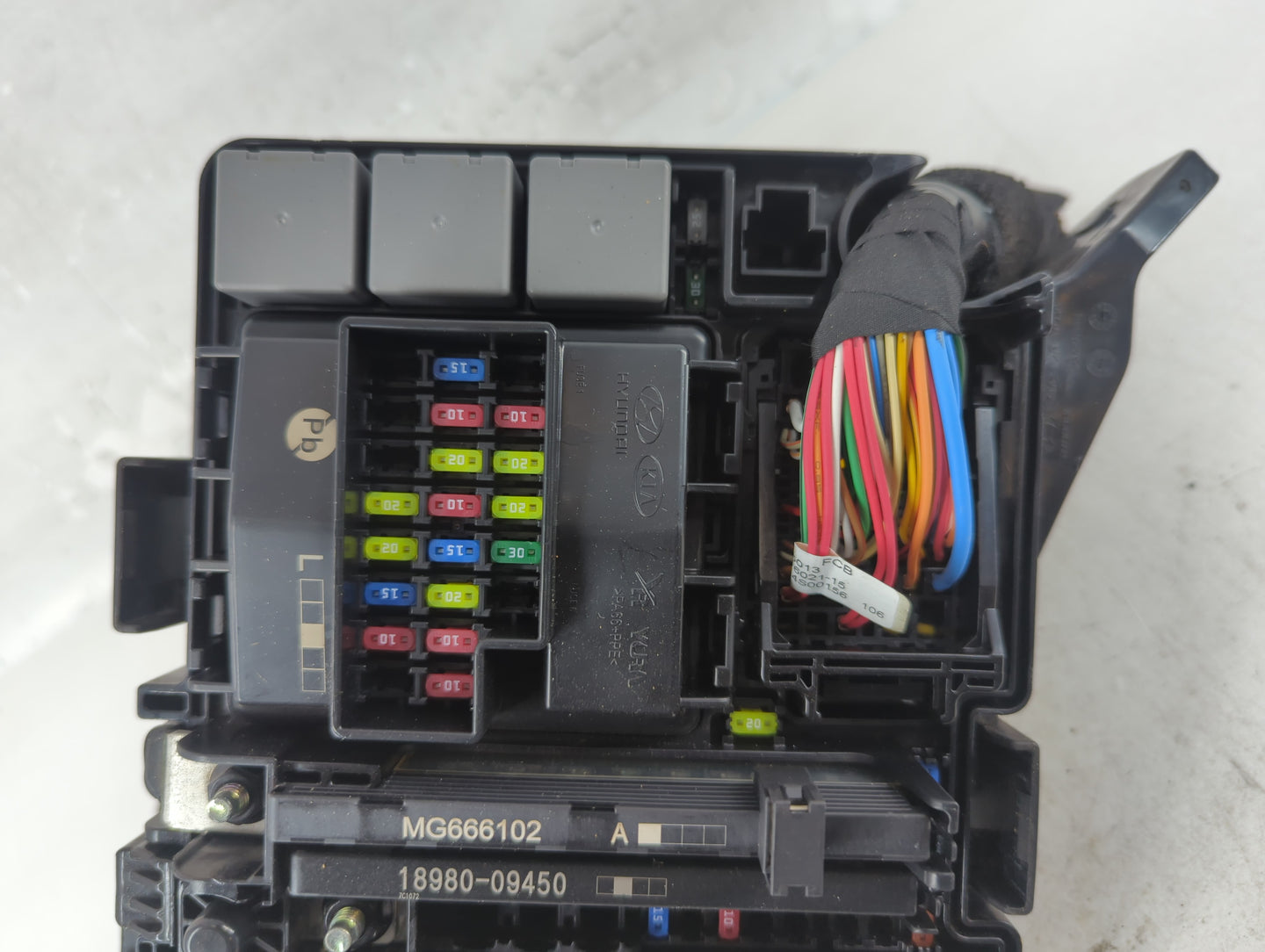 2017-2019 Kia Cadenza Fusebox Fuse Box Panel Relay Module P/N:91950-F6820Y 91223-F6631 Fits Fits 2017 2018 2019 OEM Used Auto Parts - Oemusedautoparts1.com