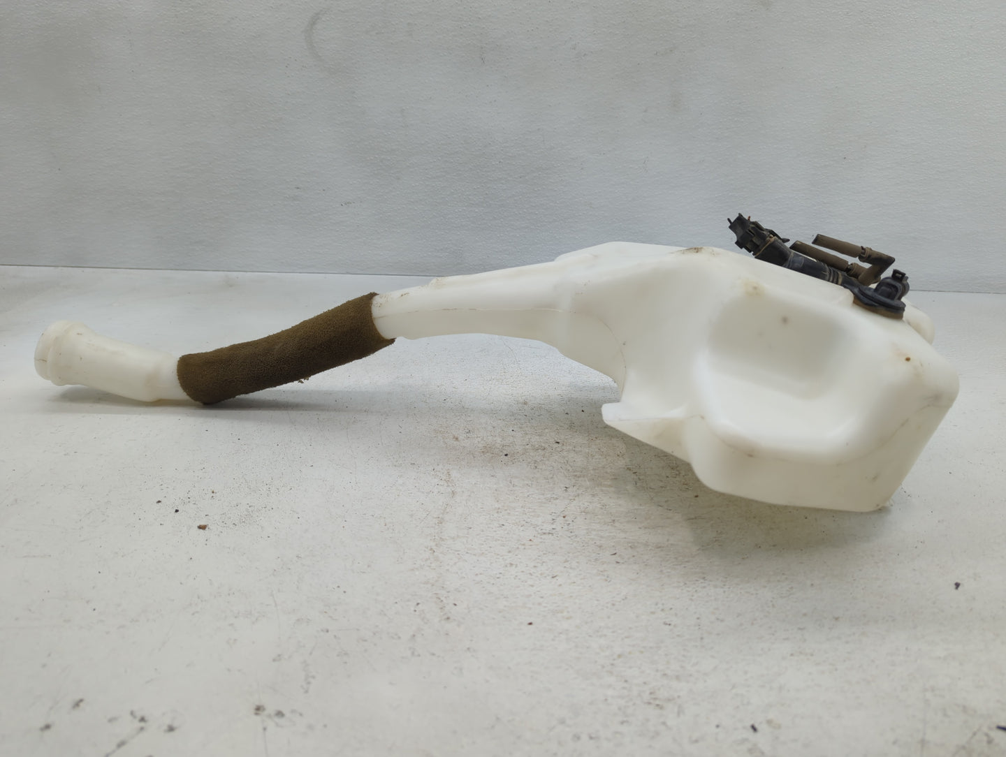 Chevrolet Traverse Windshield Washer Fluid Reservoir Bottle Oem - Oemusedautoparts1.com