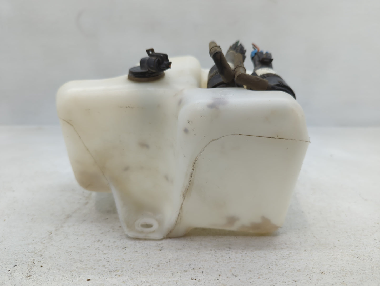 Chevrolet Traverse Windshield Washer Fluid Reservoir Bottle Oem - Oemusedautoparts1.com
