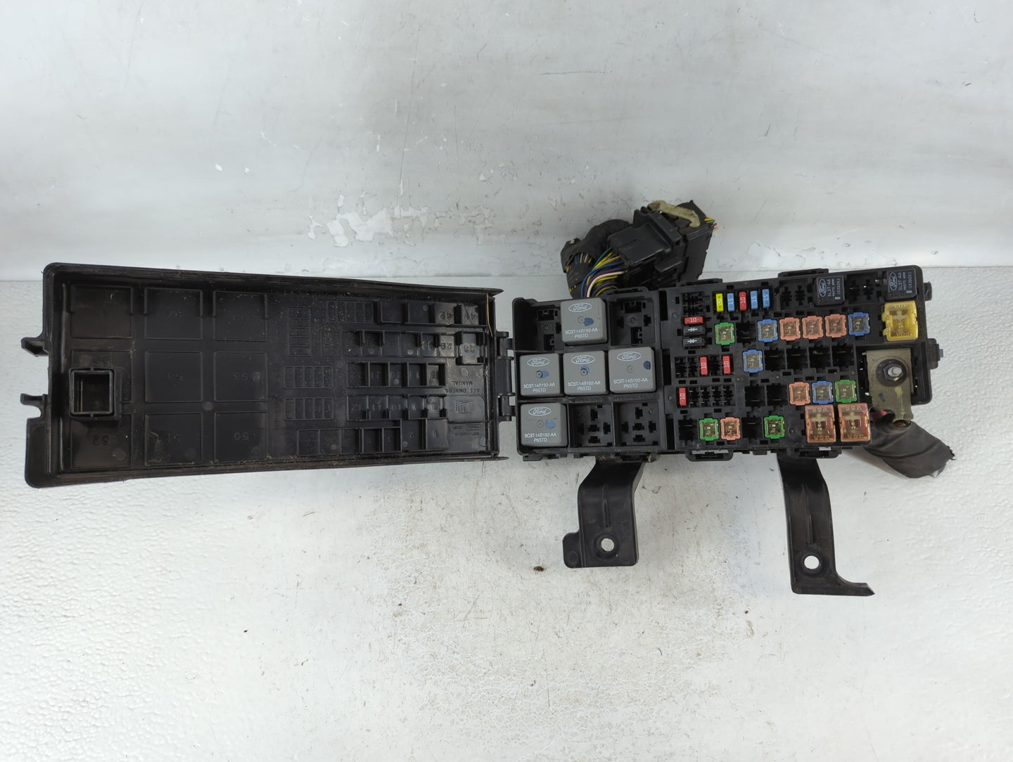 2010-2012 Ford Fusion Fusebox Fuse Box Panel Relay Module P/N:AE5T-14290-F Fits Fits 2010 2011 2012 OEM Used Auto Parts - Oemusedautoparts1.com