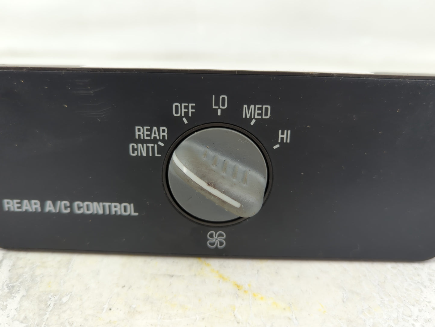 1999-2000 Cadillac Escalade Climate Control Module Temperature AC/Heater Replacement P/N:16209345 Fits OEM Used Auto Parts - Oemusedautoparts1.com