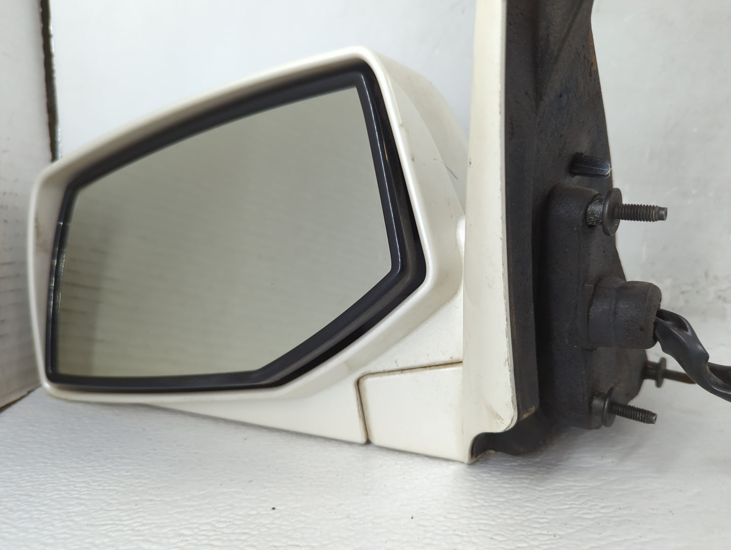 2004-2009 Cadillac Srx Side Mirror Replacement Driver Left View Door Mirror P/N:15807457 Fits Fits 2004 2005 2006 2007 2008 2009 OEM Used Auto Parts - Oemusedautoparts1.com