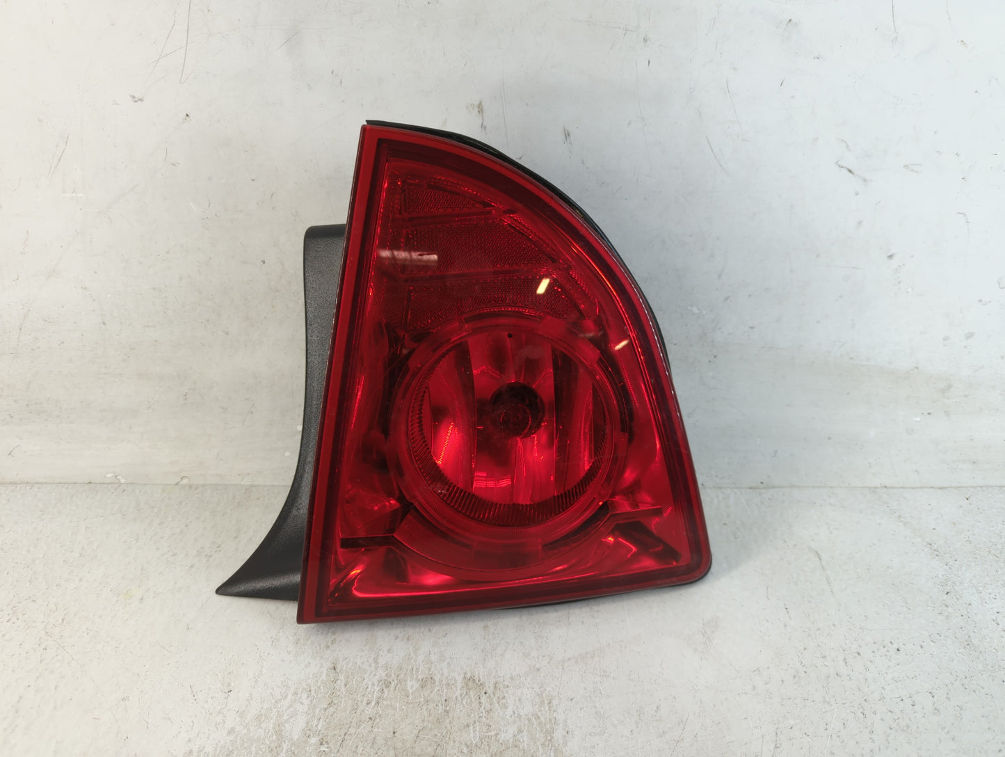 2008-2012 Chevrolet Malibu Tail Light Assembly Driver Left OEM P/N:992-4050-065 220 0814 096 Fits Fits 2008 2009 2010 2011 2012 OEM Used Auto Parts - Oemusedautoparts1.com