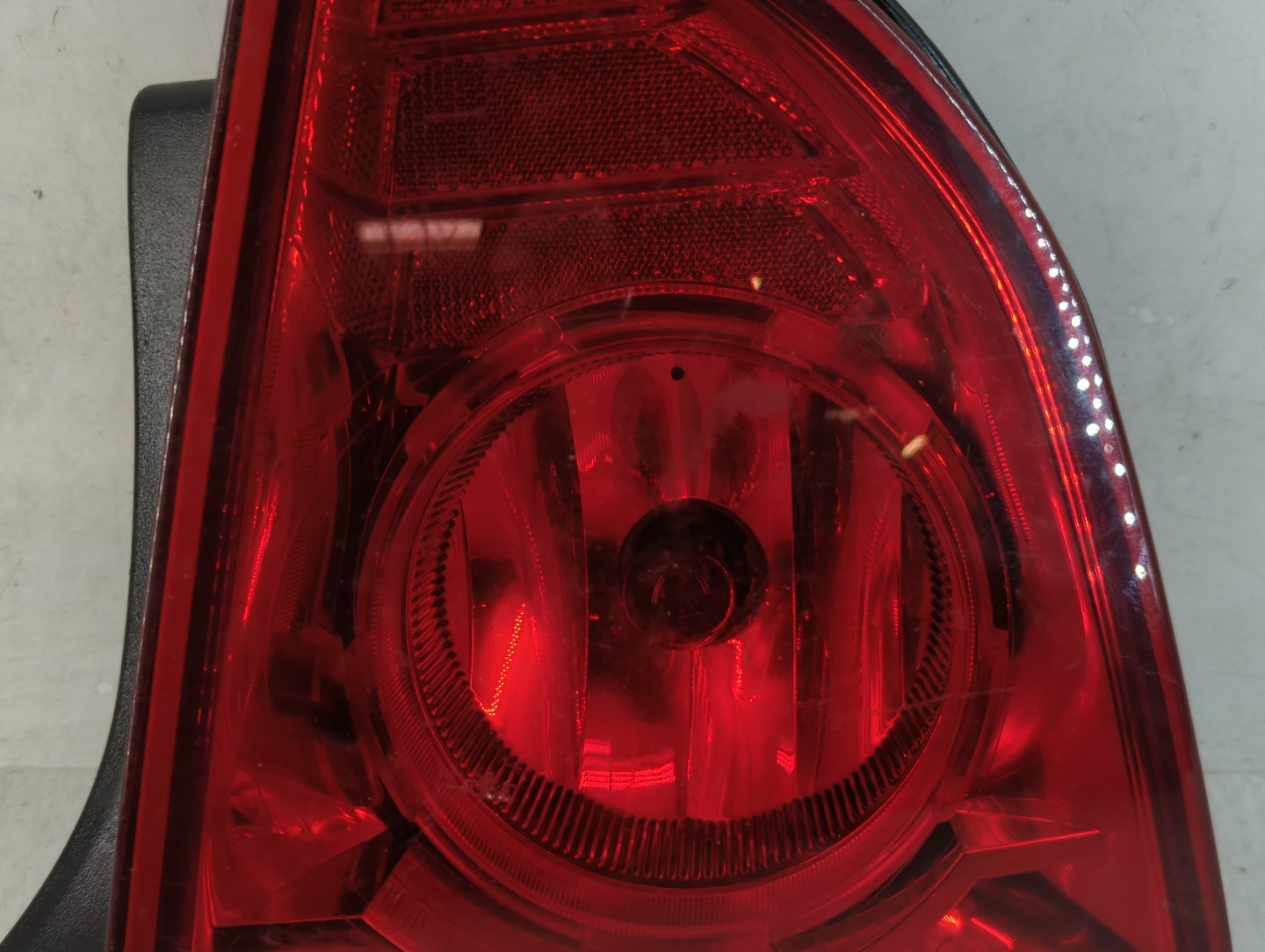 2008-2012 Chevrolet Malibu Tail Light Assembly Driver Left OEM P/N:992-4050-065 220 0814 096 Fits Fits 2008 2009 2010 2011 2012 OEM Used Auto Parts - Oemusedautoparts1.com
