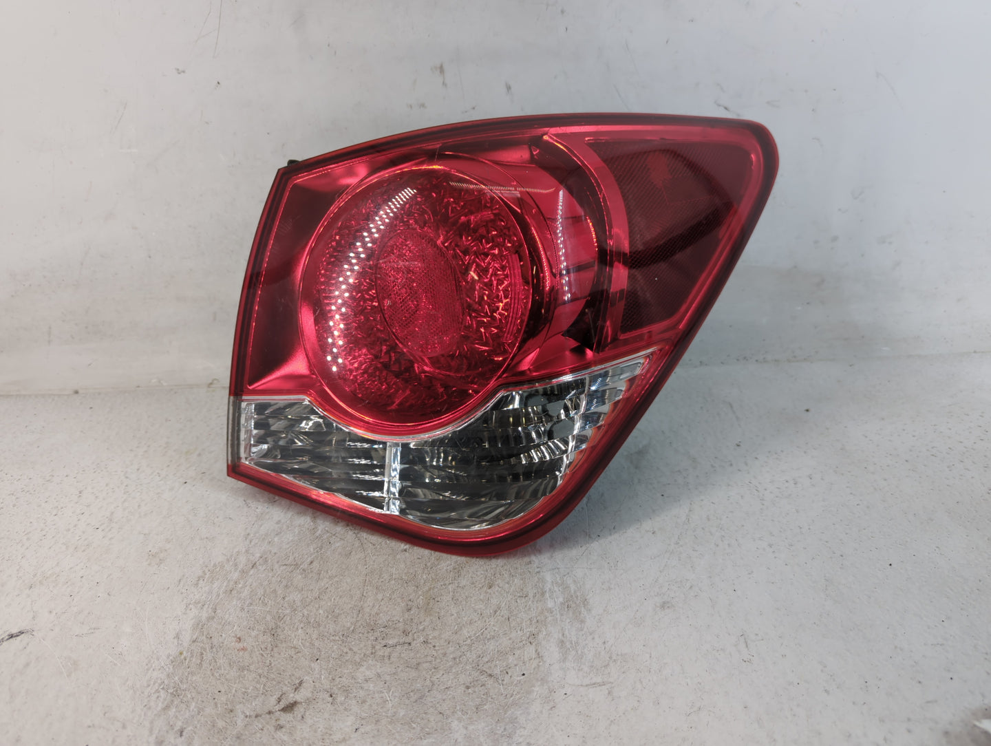 2011-2016 Chevrolet Cruze Tail Light Assembly Passenger Right OEM P/N:DOT SAE AP2 Fits Fits 2011 2012 2013 2014 2015 2016 OEM Used Auto Parts - Oemusedautoparts1.com