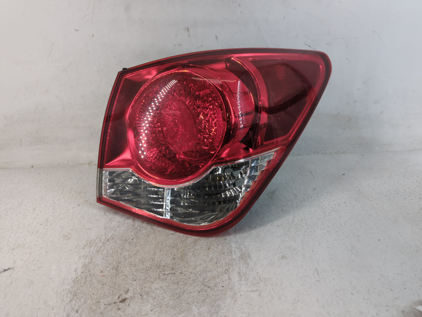 2011-2016 Chevrolet Cruze Tail Light Assembly Passenger Right OEM P/N:DOT SAE AP2 Fits Fits 2011 2012 2013 2014 2015 2016 OEM Used Auto Parts - Oemusedautoparts1.com