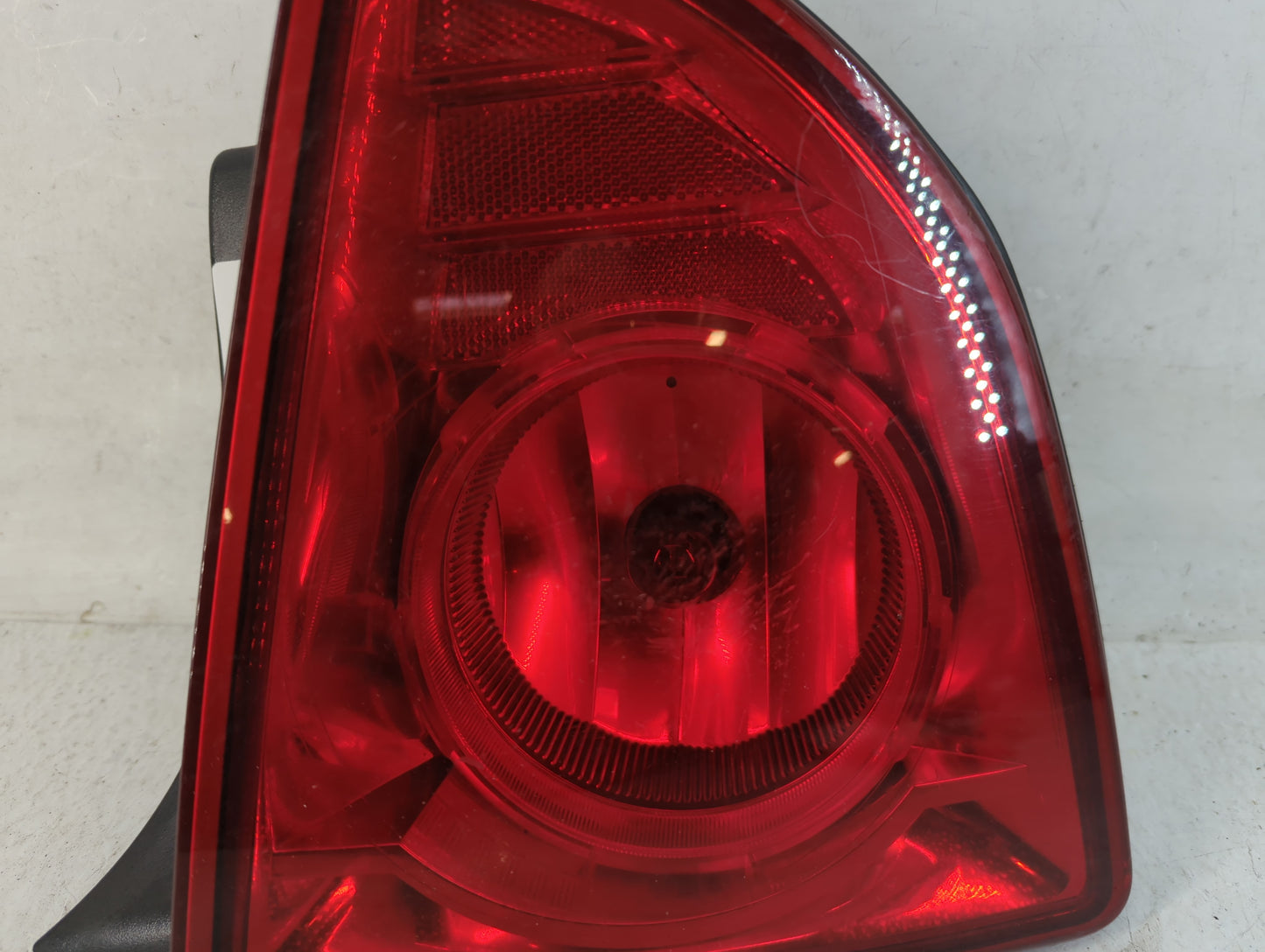 2008-2012 Chevrolet Malibu Tail Light Assembly Passenger Right OEM P/N:992-4050-065 220-0814-096 Fits OEM Used Auto Parts - Oemusedautoparts1.com