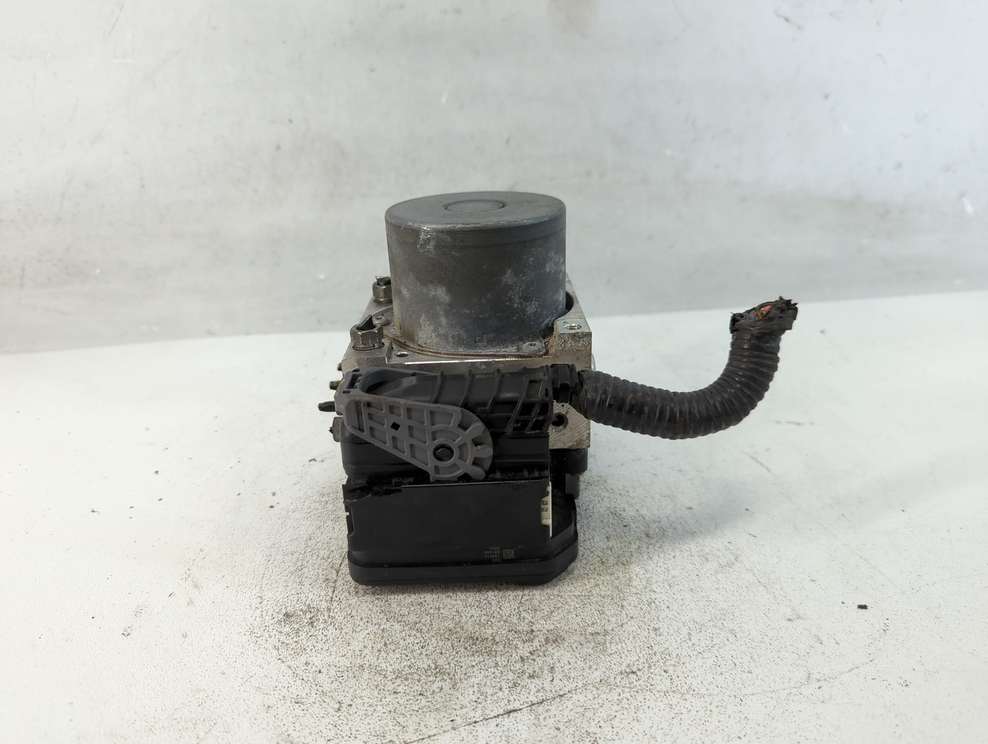 2017-2019 Toyota Highlander ABS Pump Control Module Replacement P/N:44540-0E300 Fits Fits 2017 2018 2019 OEM Used Auto Parts - Oemusedautoparts1.com