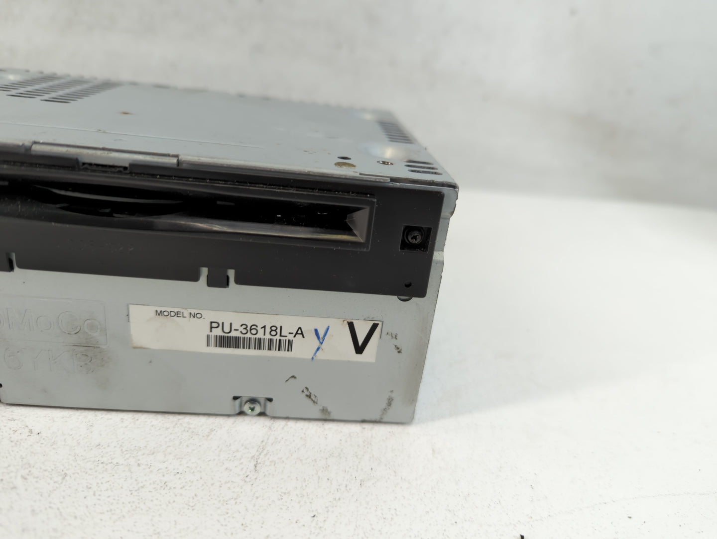 2013 Ford Explorer Radio AM FM Cd Player Receiver Replacement P/N:DB5T-19C107-GC Fits OEM Used Auto Parts - Oemusedautoparts1.com