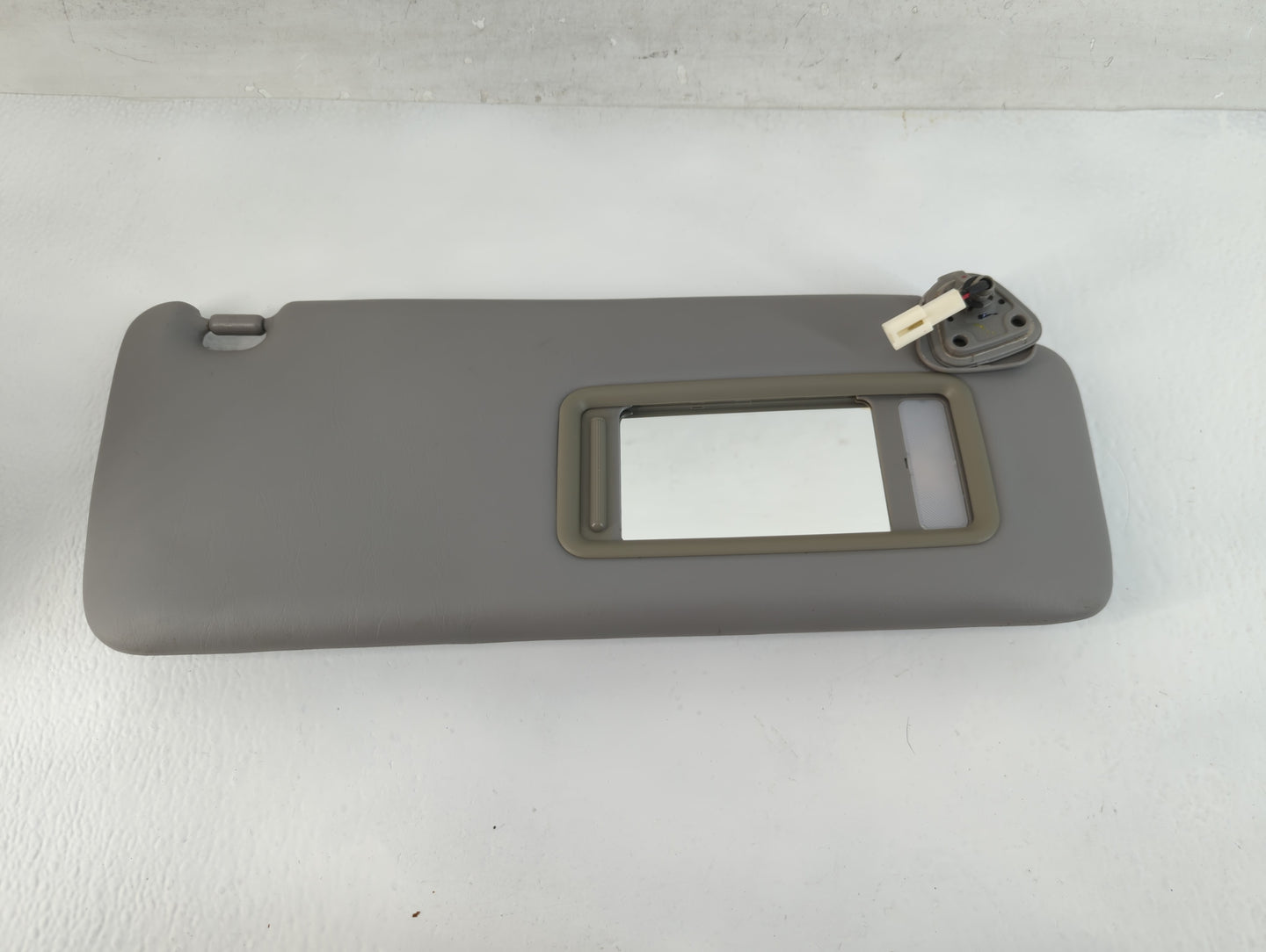 2004-2007 Toyota Highlander Sun Visor Shade Replacement Passenger Right Mirror Fits Fits 2004 2005 2006 2007 OEM Used Auto Parts - Oemusedautoparts1.com