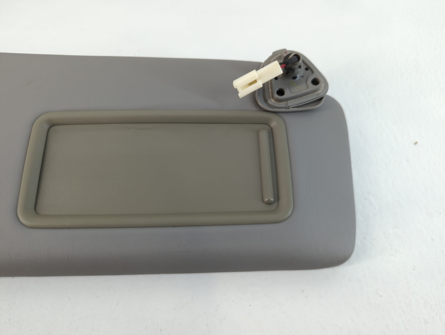 2004-2007 Toyota Highlander Sun Visor Shade Replacement Passenger Right Mirror Fits Fits 2004 2005 2006 2007 OEM Used Auto Parts - Oemusedautoparts1.com