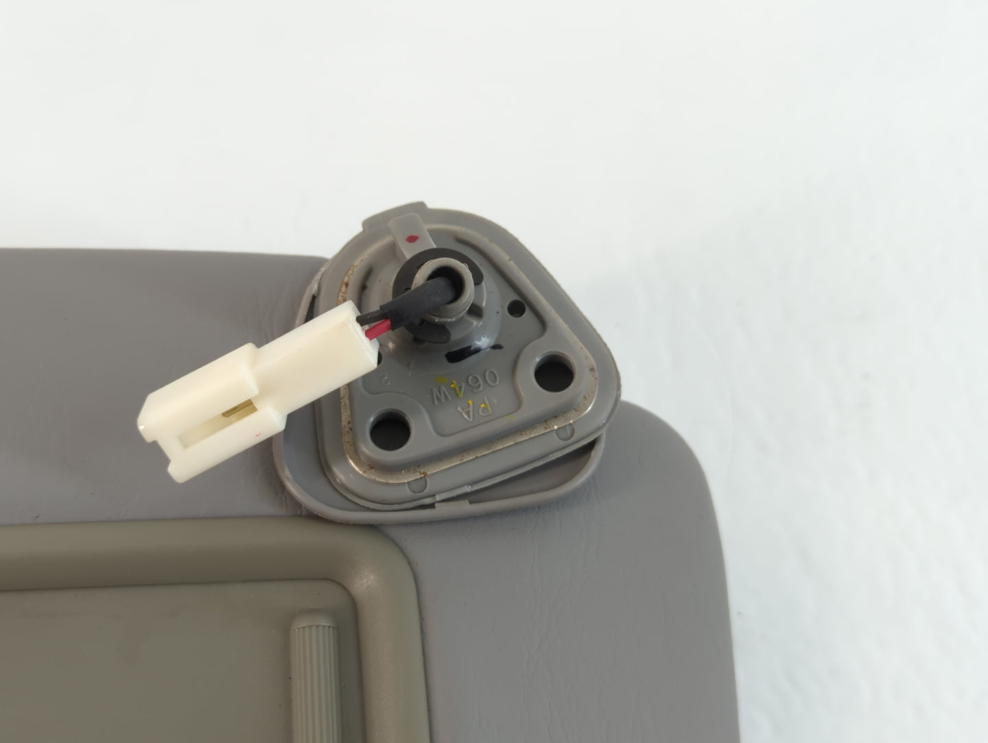 2004-2007 Toyota Highlander Sun Visor Shade Replacement Passenger Right Mirror Fits Fits 2004 2005 2006 2007 OEM Used Auto Parts - Oemusedautoparts1.com