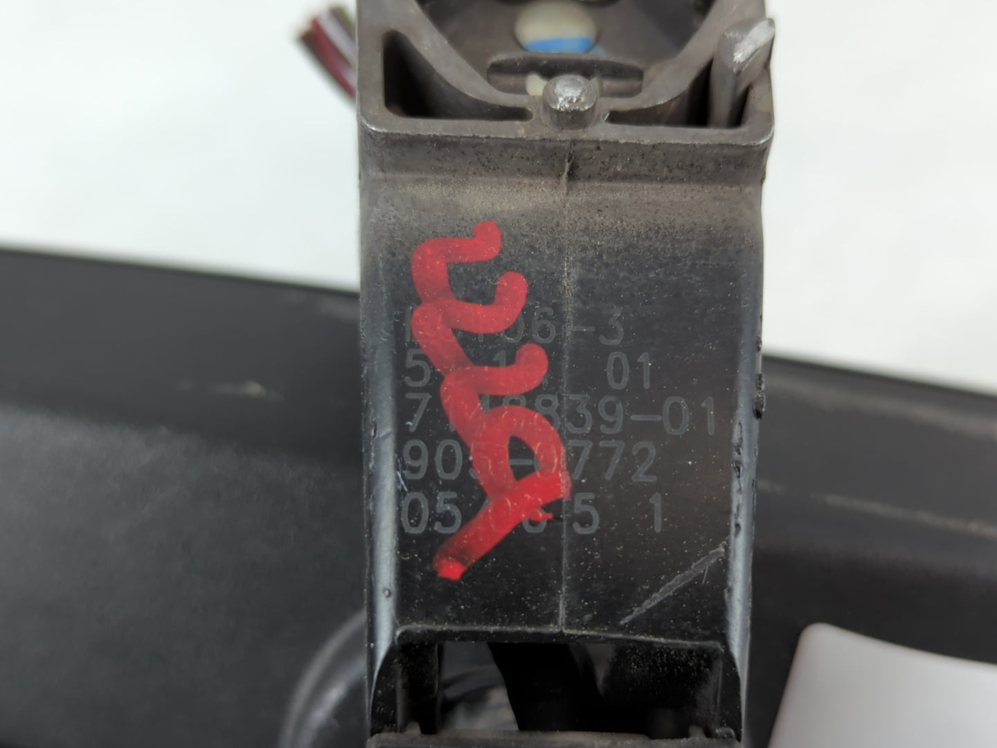 2006 Bmw 325i Interior Rear View Mirror Replacement OEM P/N:905-0772 Fits OEM Used Auto Parts - Oemusedautoparts1.com