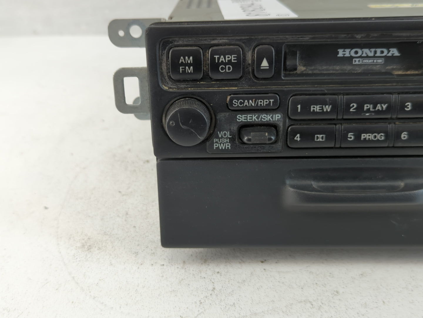 1998-2000 Honda Accord Radio AM FM Cd Player Receiver Replacement Fits Fits 1998 1999 2000 2001 2002 2003 2004 OEM Used Auto Parts - Oemusedautoparts1.com