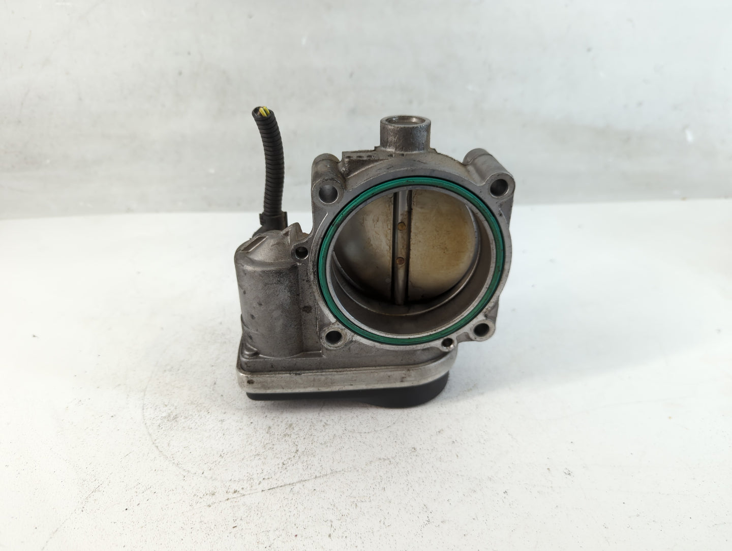 2006-2008 Bmw Z4 Throttle Body P/N:1354 7 516 946 -04 Fits Fits 2006 2007 2008 OEM Used Auto Parts - Oemusedautoparts1.com