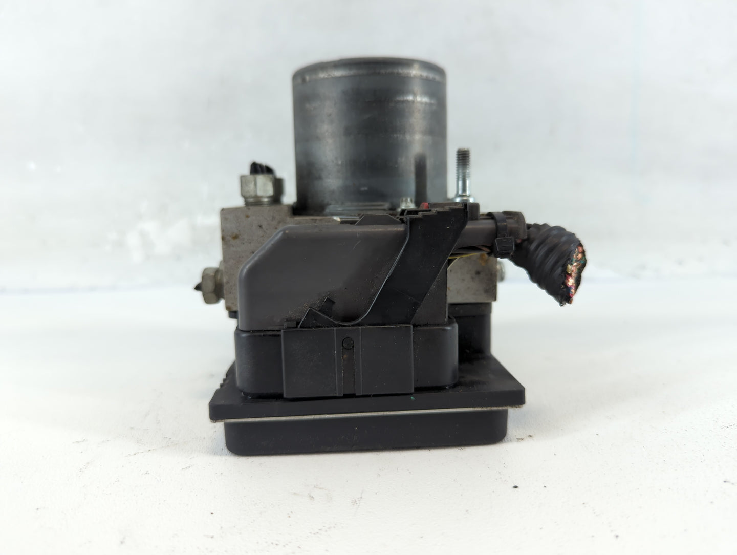 2012-2017 Buick Enclave ABS Pump Control Module Replacement P/N:22912779 Fits Fits 2012 2013 2014 2015 2016 2017 OEM Used Auto Parts - Oemusedautoparts1.com