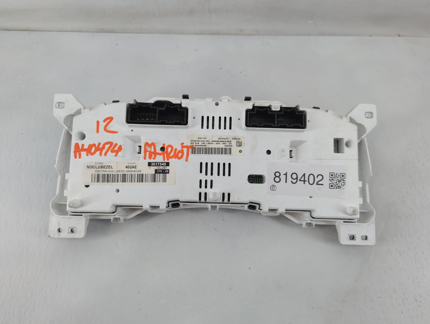 2011-2012 Jeep Patriot Instrument Cluster Speedometer Gauges P/N:CR-0035-302-M0-CB 68080402AE Fits Fits 2011 2012 OEM Used Auto Parts - Oemusedautoparts1.com