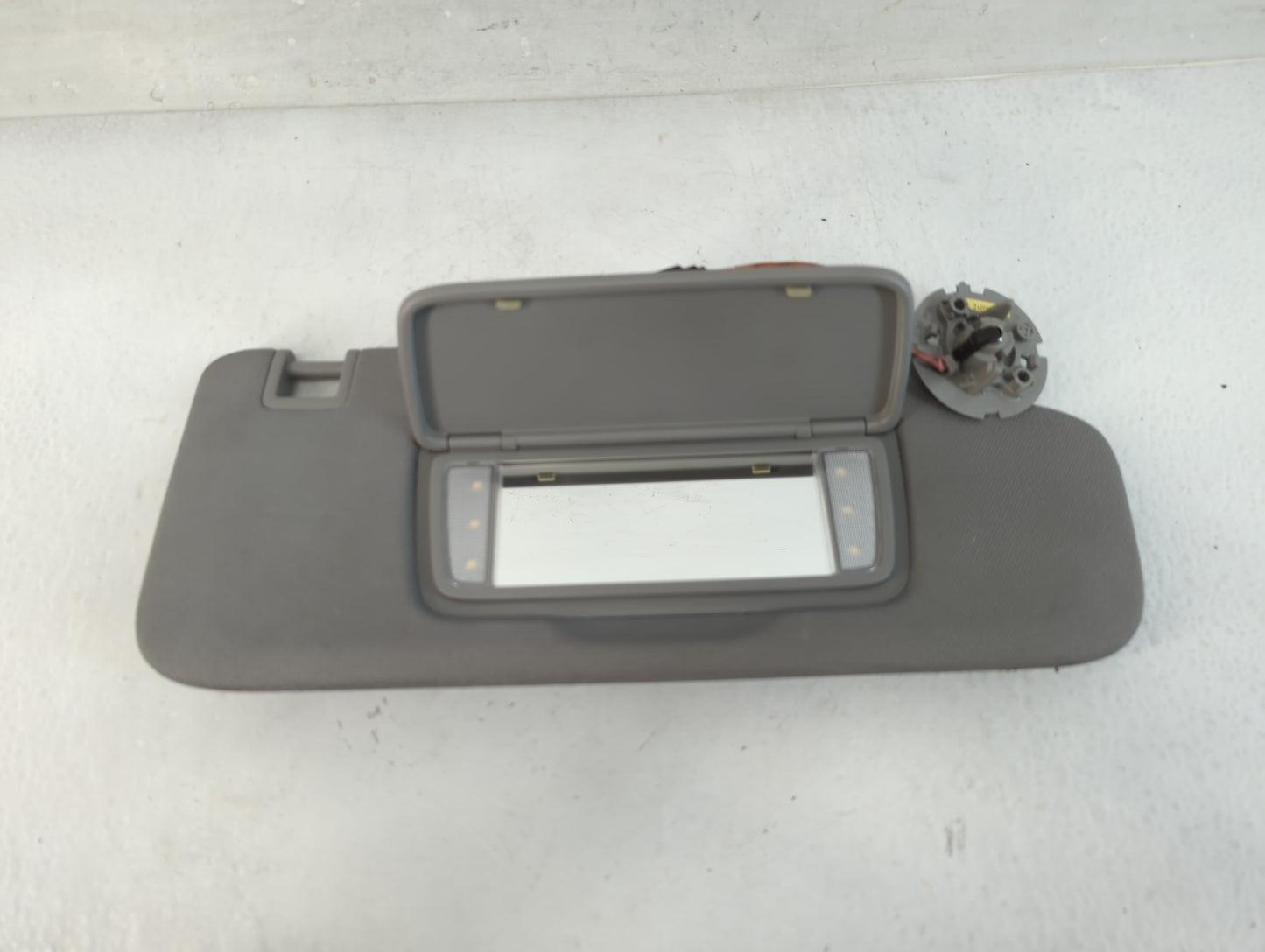 2018-2019 Chevrolet Equinox Sun Visor Shade Replacement Passenger Right Mirror Fits Fits 2018 2019 OEM Used Auto Parts - Oemusedautoparts1.com